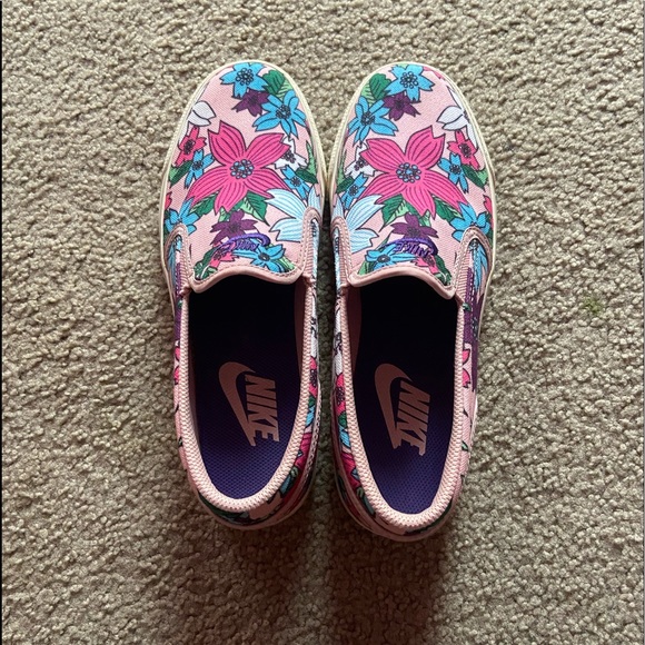 Nike tennis shoes - Picture 1 of 4